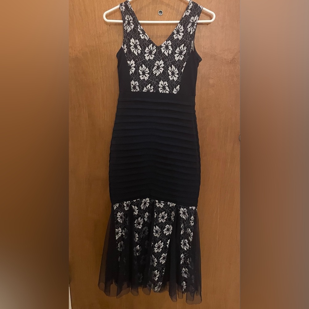 Cardalite Petite Ruched V-Neck long Dress
Size: Petite Small